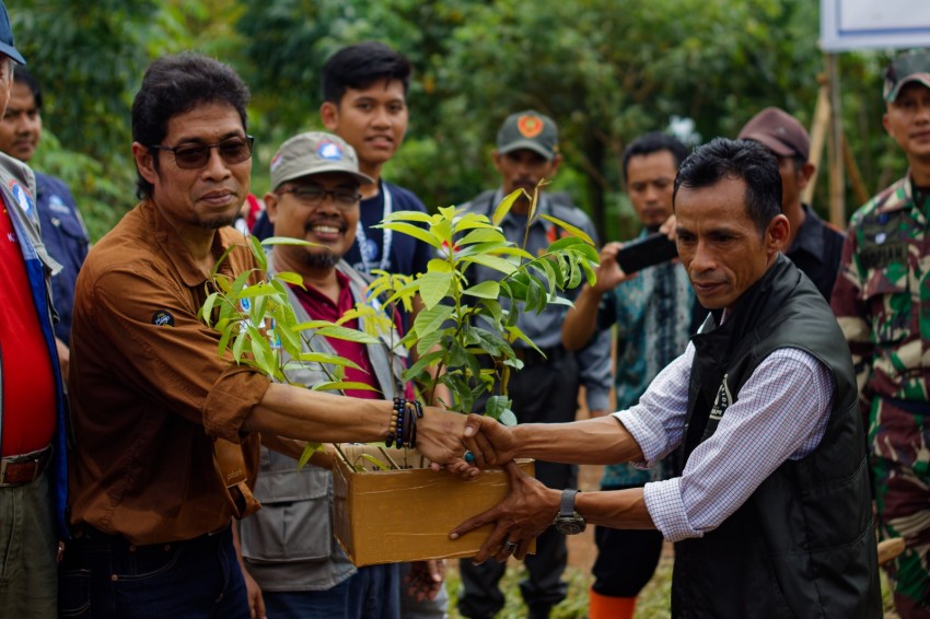 ARM HA-IPB Dan Alumni Kehutanan IPB Tanam Pohon Produktif Bersama Warga Cipendawa