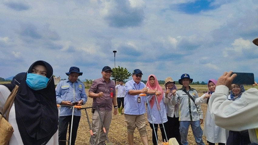 Kementan bersama Petani Kabupaten Tanah Laut Lakukan Tanam Padi Serentak