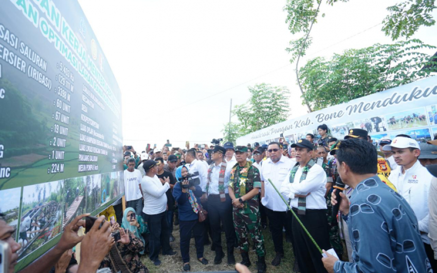 Mentan Amran Ajak Petani Bone Revolusi Pertanian