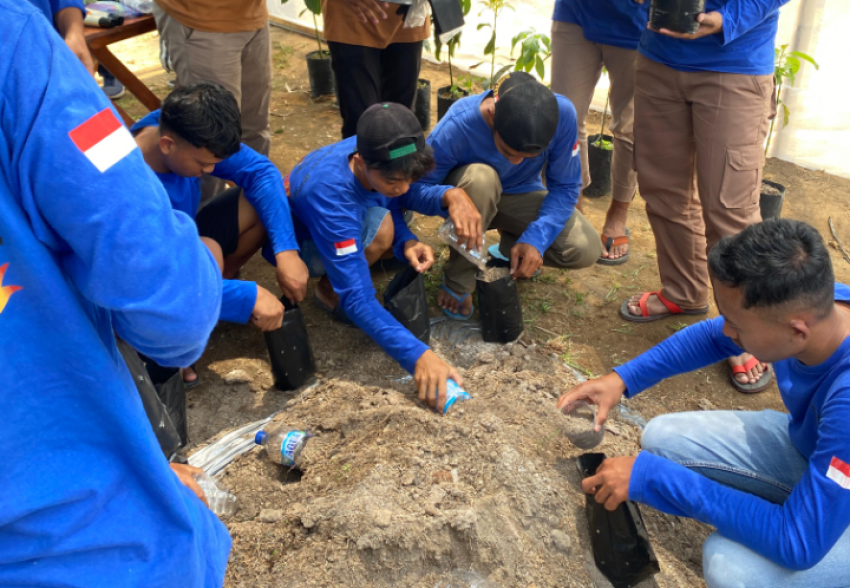 Hibah MBKM Prodi Penyuluhan dan Komunikasi Pertanian UNS Adakan Pelatihan Penyemaian dan Sambung Pucuk di Desa Mundu, Kecamatan Tulung, Kabupaten Klaten